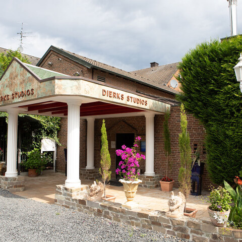 Ο μουσικός παραγωγός Dieter Dierks μιλάει για την πρωτοβουλία «Music Against War» κατά του πολέμου στην Ουκρανία και μας ξεναγεί στα ιστορικά studio ηχογραφήσεων στην Κολωνία