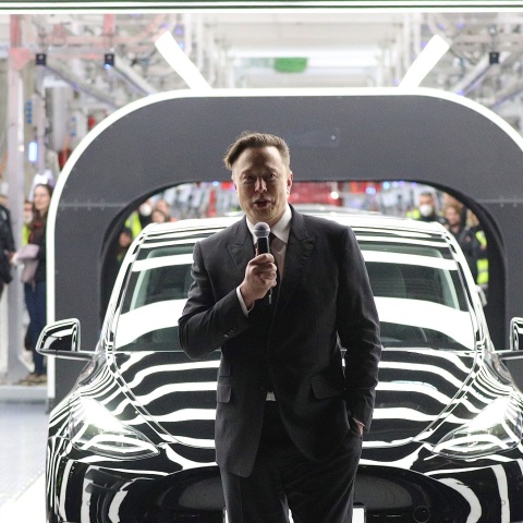 Γιατί η General Motors απέσυρε τις διαφημίσεις της από το Twitter μετά την εξαγορά της πλατφόρμας από τον Έλον Μασκ - Η σύγκρουση συμφερόντων με την Tesla - Πώς αντιδρούν οι αυτοκινητοβιομηχανίες