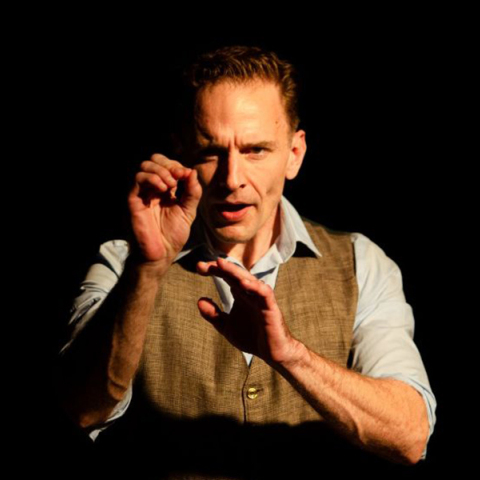 Gene Gillette: Οι πρώτες φωτογραφίες με τον ηθοποιό να ερμηνεύει τον Αντονέν Αρτώ στο Υπόγειο του Θεάτρου Τέχνης