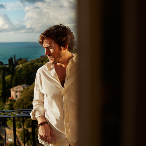 O Jack Savoretti μιλάει στην ATHENS VOICE, πριν τις συναυλίες του σε Αθήνα και Θεσσαλονίκη, για τη μεγάλη επιτυχία του άλμπουμ «Europiana», τη μουσική και τη ζωή του