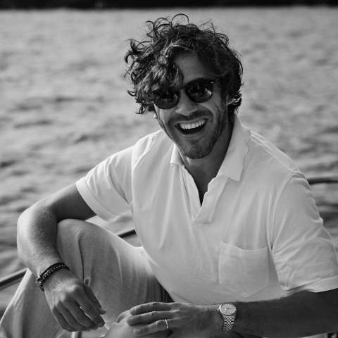 O Jack Savoretti μιλάει στην ATHENS VOICE, πριν τις συναυλίες του σε Αθήνα και Θεσσαλονίκη, για τη μεγάλη επιτυχία του άλμπουμ «Europiana», τη μουσική και τη ζωή του. 