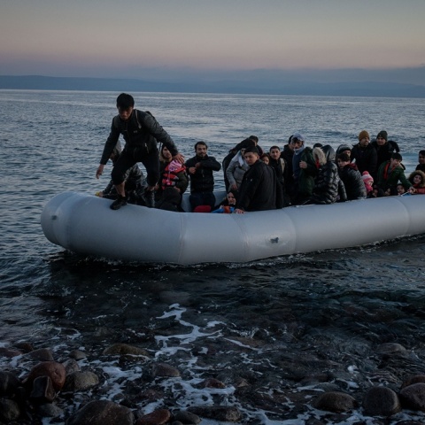 Πρόσφυγες σε βάρκα φτάνουν στην Ελλάδα
