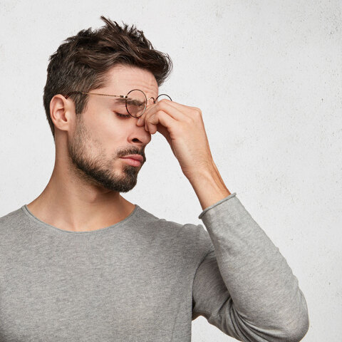 Άντρας τρίβει τα μάτια του