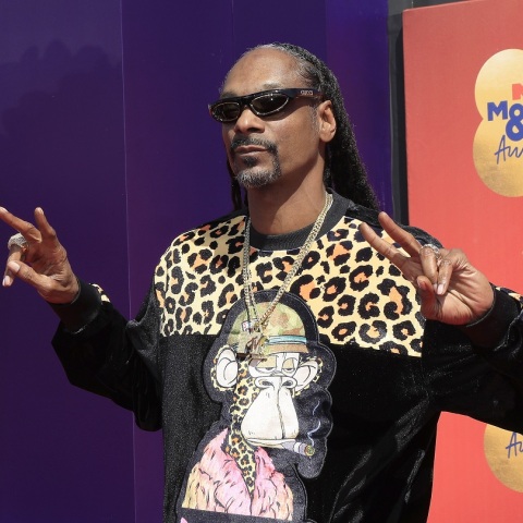 Ο Snoop Dogg αμείβει επαγγελματία πλήρους απασχόλησης για να του στρίβει τα τσιγάρα μαριχουάνας - Ο διάσημος ράπερ καταναλώνει πάνω από 200 γραμμάρια ημερησίως.