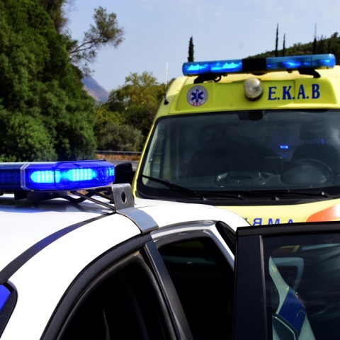 Περιπολικό και ασθενοφόρο στο σημείο τροχαίου ατυχήματος