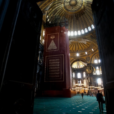 «Μνημείο εν κινδύνω» ζητά από την UNESCO να κηρυχθεί η Αγία Σοφία ο γ.γ. της Διακοινοβουλευτικής Συνέλευσης της Ορθοδοξίας, Μάξιμος Χαρακόπουλος.