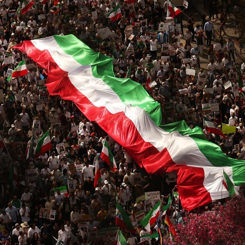 Baraye: Ο Ιρανός τραγουδιστής Σερβίν Χατζιπούρ μετά τον θάνατο της Μάχσα Αμίνι έγραψε ένα τραγούδι εμπνευσμένο από tweets και έγινε ο ύμνος των Ιρανών διαδηλωτών 