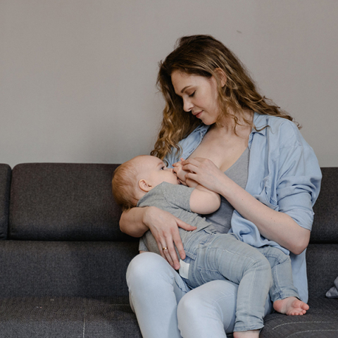 Μαμά που θηλάζει το μωρό της