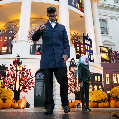 Ο Αμερικανός πρόεδρος Τζο Μπάιντεν και η Πρώτη Κυρία γιόρτασαν το Halloween στον στολισμένο με κολοκύθες και διακοσμημένο με χρώματα του φθινοπώρου Λευκό Οίκο.