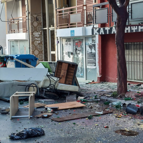 Σπασμένα έπιπλα και σκουπίδια στον δρόμο μετά την εκκένωση της κατάληψης Ντουγρού στη Λάρισα