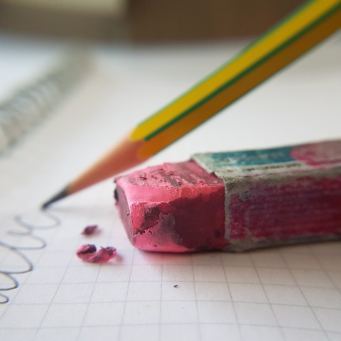 Η συγγραφέας Ευθυμία Γιώσα γράφει για τον κόσμο της γραφικής ύλης και την επιρροή στην παραγωγή των λέξεων.