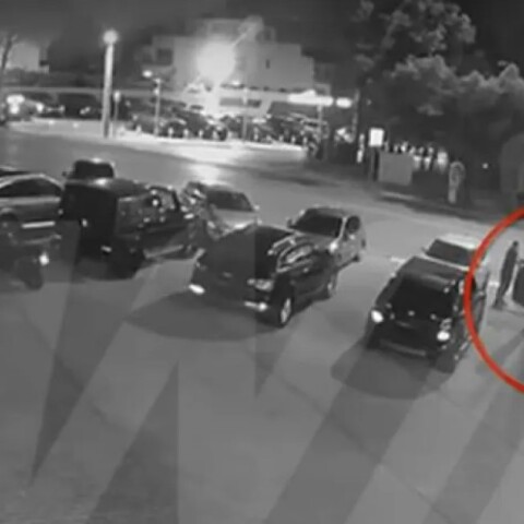 Η στιγμή που ο 26χρονος και ο 19χρονος φτάνουν με το όχημά τους στη Βαρυμπόμπη