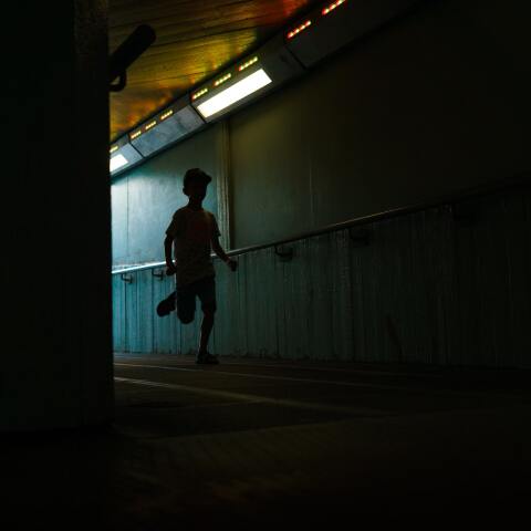 Αγόρι που τρέχει σε σκοτεινό διάδρομο