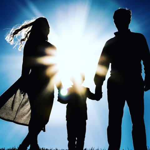 Γονείς κρατούν από το χέρι το παιδί τους