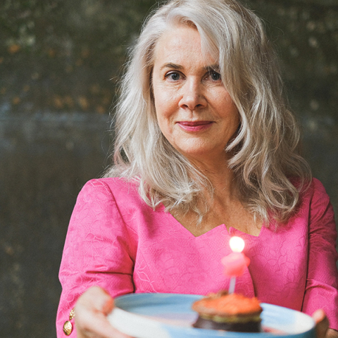 Γυναίκα γιορτάζει τα γενέθλιά της