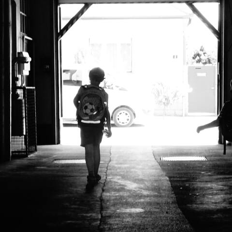 Παιδιά σε στοά με τη σχολικής τους τσάντα