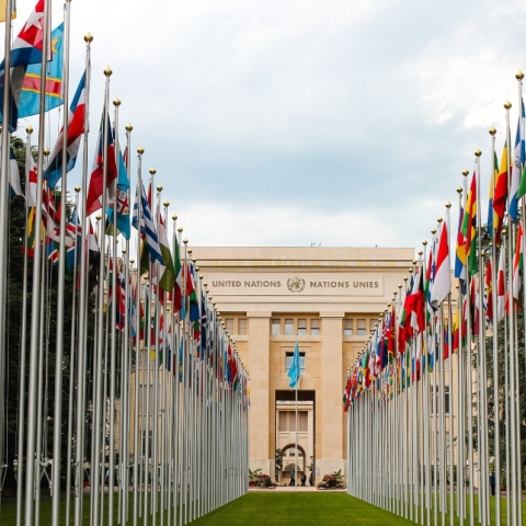 κτίριο με σημαίες