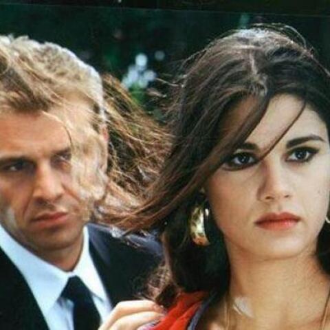 18 μεγάλες αγάπες της ελληνικής τηλεόρασης που έσπασαν τα στερεότυπα της εποχής και καθήλωσαν τους τηλεθεατές