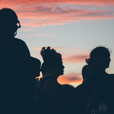 Γιατί δεν είστε πιο θυμωμένοι;