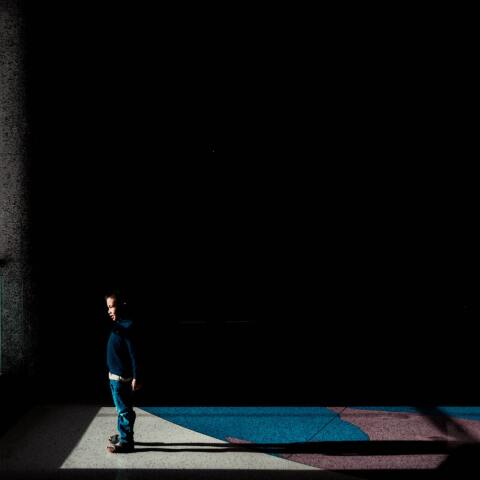 Παιδί σε δωμάτιο όπου μπαίνει φως από το παράθυρο