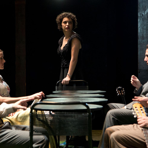 «Η Στέλλα με τα κόκκινα γάντια» στο θέατρο Τέχνης