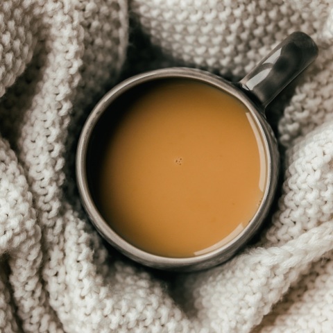 Θεσσαλονίκη: Προσπαθώντας να μειώσουν το κόστος της θέρμανσης, επιχειρηματίες της εστίασης προμηθεύονται κουβέρτες για να ζεστάνουν τους πελάτες.