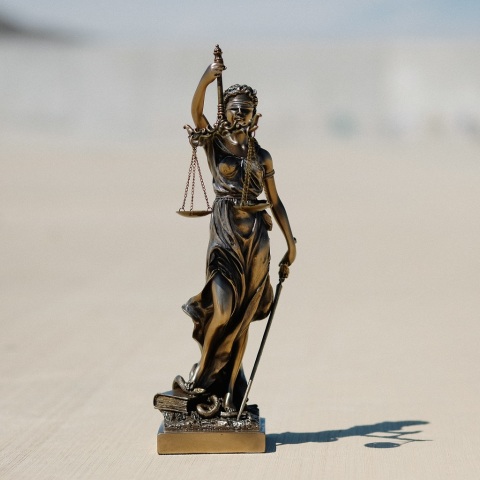 Δημοσκόπηση της Metron Analysis παρουσιάστηκε στον Κύκλο Ιδεών - Τι λένε οι πολίτες για την απονομή της Δικαιοσύνης, ποιος φταίει για τα προβλήματα.