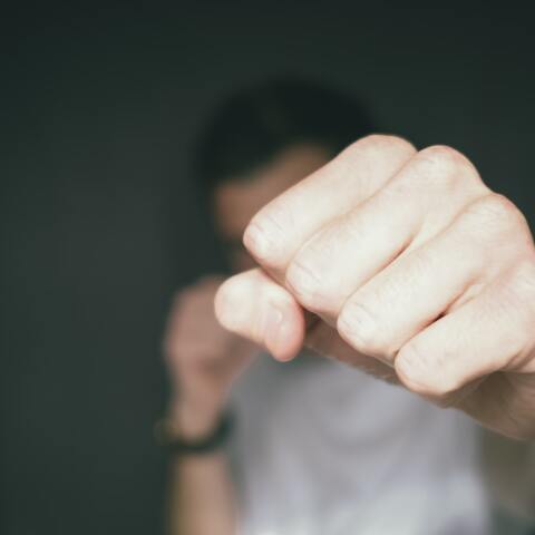 Γροθιά σε στάση επίθεσης