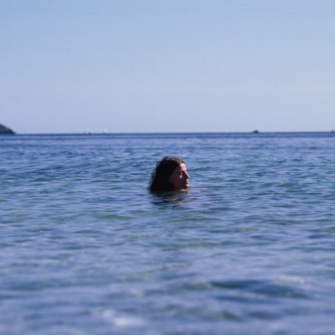 Συνέντευξη Tom Adams: Ο βρετανός τραγουδοποιός μιλάει για το νέο του άλμπουμ «Beside The Analogue Sea», τις μετακομίσεις και τα επόμενα μουσικά βήματά του.