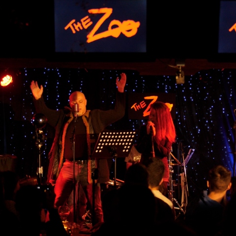 Ο Γιώργος Φλωράκης γράφει για το ιστορικό γκρουπ της Αθήνας, Yeah! με αφορμή τα νέα τραγούδια και το live τους στο Fuzz, το Σάββατο 12 Νοεμβρίου