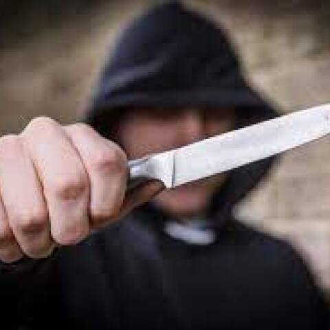 Κουκουλοφόρος με μαχαίρι