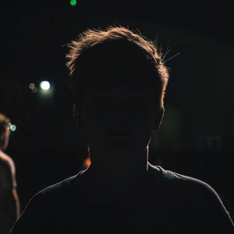 Σκιά αγοριού σε σκοτεινό φόντο