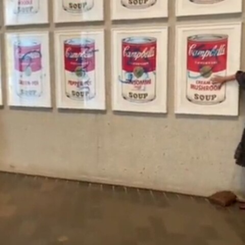 Ακτιβίστριες κόλλησαν το χέρι τους σε πίνακα του Άντι Γουόρχολ στην Εθνική Πινακοθήκη της Αυστραλίας