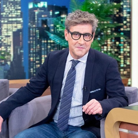 Ο Ορέστης Ανδρεαδάκης αναφέρθηκε στα τετ α τετ του με τους σταρ στο «The 2Night Show» - Τι είπε για Κλούνεϊ, Ντε Νίρο, Μπραντ Πιτ, Ούμα Θέρμαν, Αντζελίνα Τζολί.