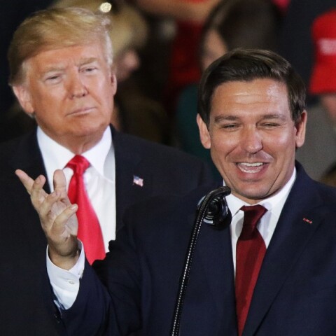 Οι δύο πιθανοί υποψήφιοι για το χρίσμα των Ρεπουμπλικανών για τις προεδρικές εκλογές του 2024, Ντόναλντ Τραμπ και Ρον ΝτεΣάντις