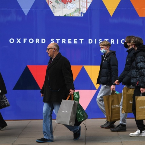 Πολίτες σε δρόμο της Βρετανίας με τσάντες από τις αγορές τους