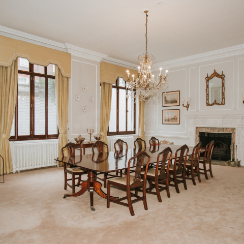 Άποψη της έκθεσης "Μοιραίοι σύντροφοι, ανυπόστατοι ίσκιοι" στην Ελληνική Κατοικία στο Λονδίνο