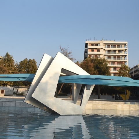 Ένα νέο γλυπτό κοσμεί τη Νέα Παραλία της Θεσσαλονίκης - Ο «Θαλασσινός Ορίζοντας» του Γιώργου Τσάρα τοποθετήθηκε στον Κήπο των Γλυπτών.