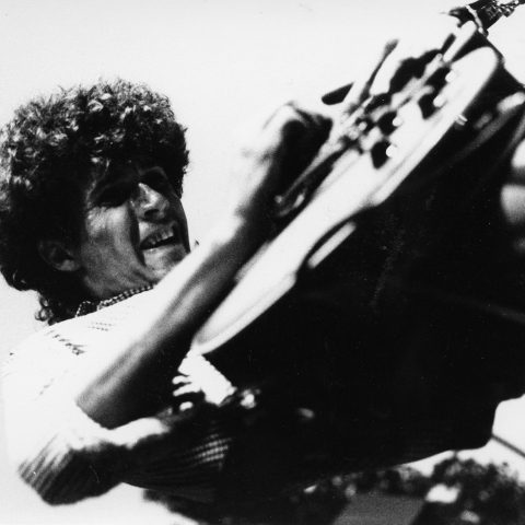 Ο μουσικός, δημοσιογράφος και φωτογράφος Γιάννης Ντρενογιάννης απαντά σε 33 ερωτήσεις για την Αθήνα