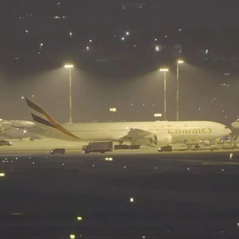 Επιβάτης της πτήσης της Emirates: «Ανησυχήσαμε για την τρελή πορεία του αεροπλάνου»