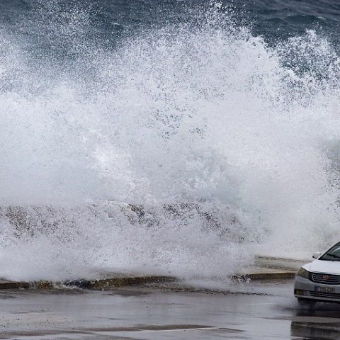 Ο αριθμός των νεκρών από τον τυφώνα Νικόλ αυξήθηκε σε τουλάχιστον πέντε - Η ασυνήθιστη για την εποχή τροπική καταιγίδα πλήττει σφοδρά τη Φλόριντα.