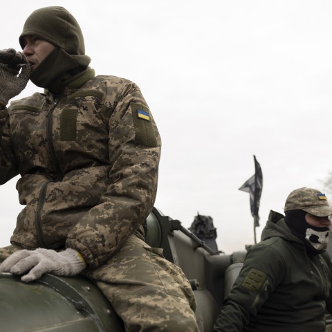 Χιλιάδες Ουκρανοί στους δρόμους της Χερσώνας υποδέχθηκαν με αγκαλιές και κλάματα την αποχώρηση των ρωσικών δυνάμεων - Τερματίστηκε η οκτάμηνη κατοχή.  