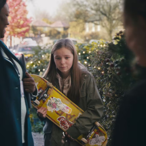 Κυκλοφόρησε η χριστουγεννιάτικη διαφήμιση του εμβληματικού λονδρέζικου καταστήματος Τζον Λιούις - Οι ανάδοχες οικογένειες στο επίκεντρο της φετινής καμπάνιας.