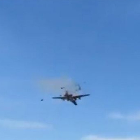 Η στιγμή που δύο αεροπλάνα συγκρούονται στον αέρα