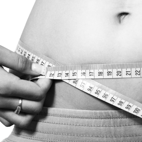 Γυναίκα που μετράει τις διαστάσεις της με μεζούρα