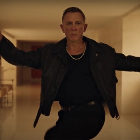 Ο Ντάνιελ Κρεγκ πρωταγωνιστεί σε διαφημιστικό σποτ γνωστής μάρκας βότκας  και αποκαλύπτει την πιο ανάλαφρη πλευρά του χορεύοντας Ρίτα Όρα.