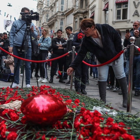 Λουλούδια στο σημείο όπου έπεσαν νεκροί έξι άτομα στην Κωνσταντινούπολη μετά την έκρηξη