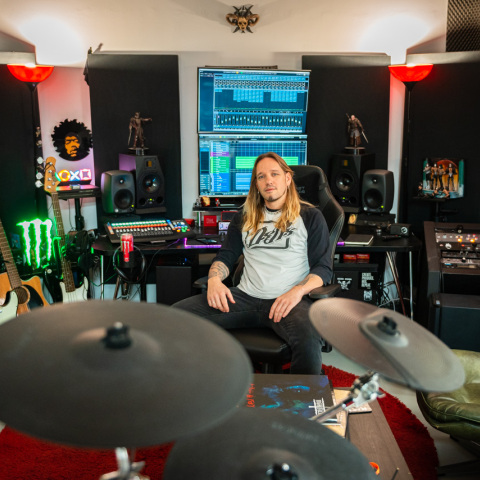 Επίσκεψη στα Devasoundz Studios: Ο μουσικός παραγωγός Fotis Benardo μιλά για τη διαδικασία ηχογράφησης, την παραγωγή και την ολοκλήρωση ενός άλμπουμ. 