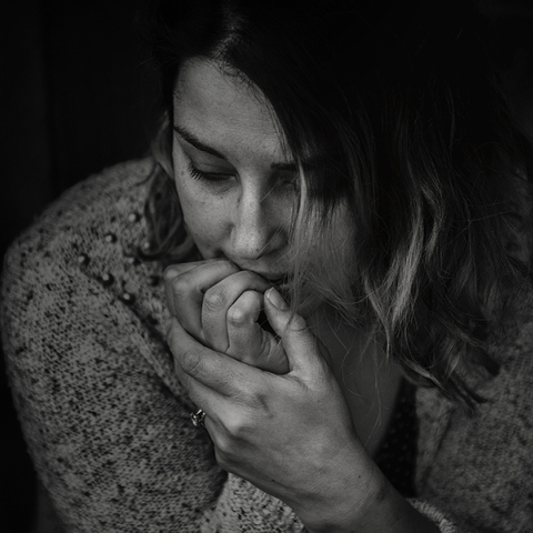 Ασπρόμαυρη φωτογραφία με γυναίκα που τρώει τα νύχια της από το Στρες