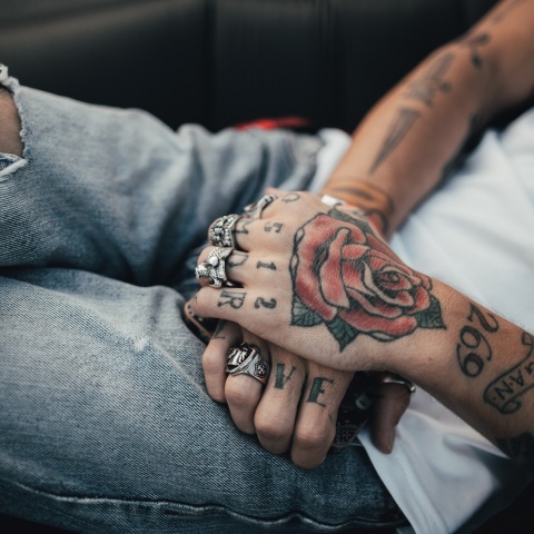 Μητέρα συνελήφθη επειδή επέτρεψε στον 10χρονο γιο της να κάνει τατουάζ, πυροδοτώντας δημόσιο διάλογο για τα κοινωνικά ήθη γύρω από τη δερματοστιξία.